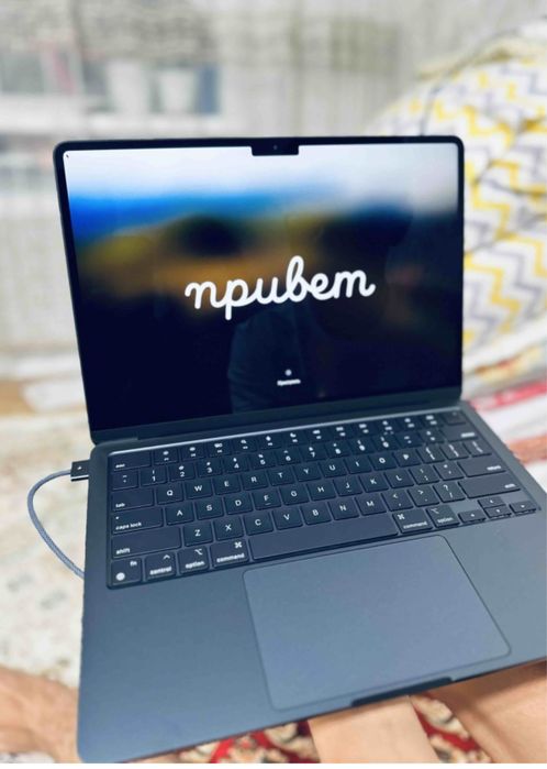 Ноутбук Apple MacBook Air 13 /2022 /13.6" / 8 Г6 / SSD 256 Гб