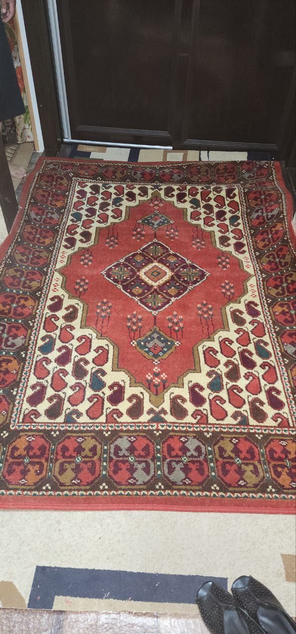 Продаются хивинские ковры , телевизор, шкаф