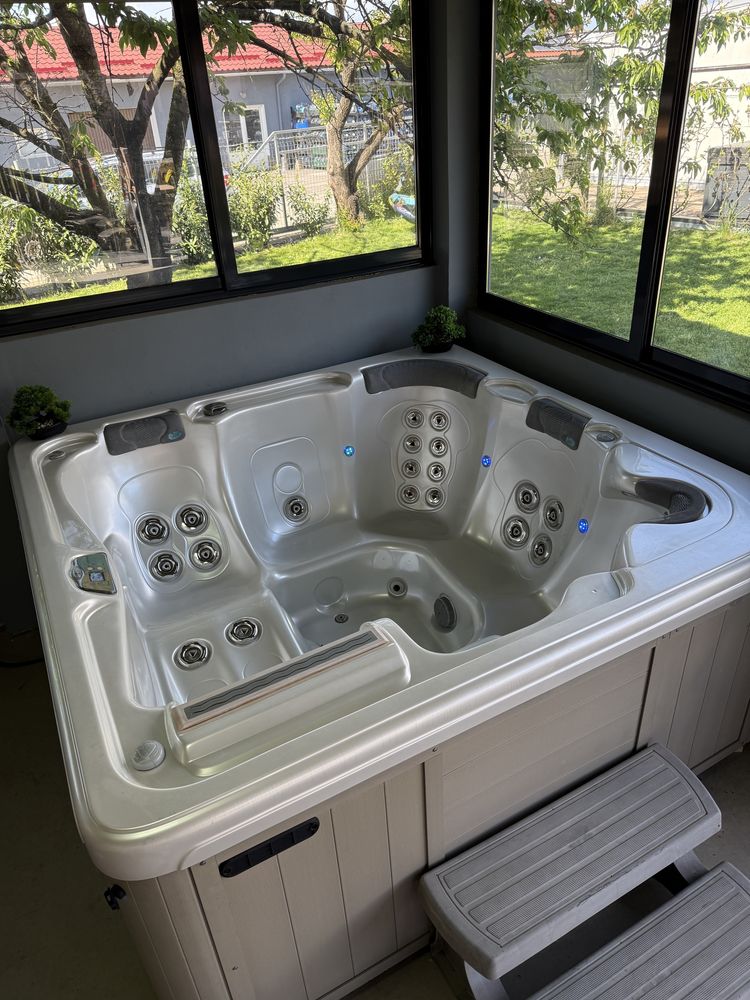 Jacuzzi Artesian Island Spa