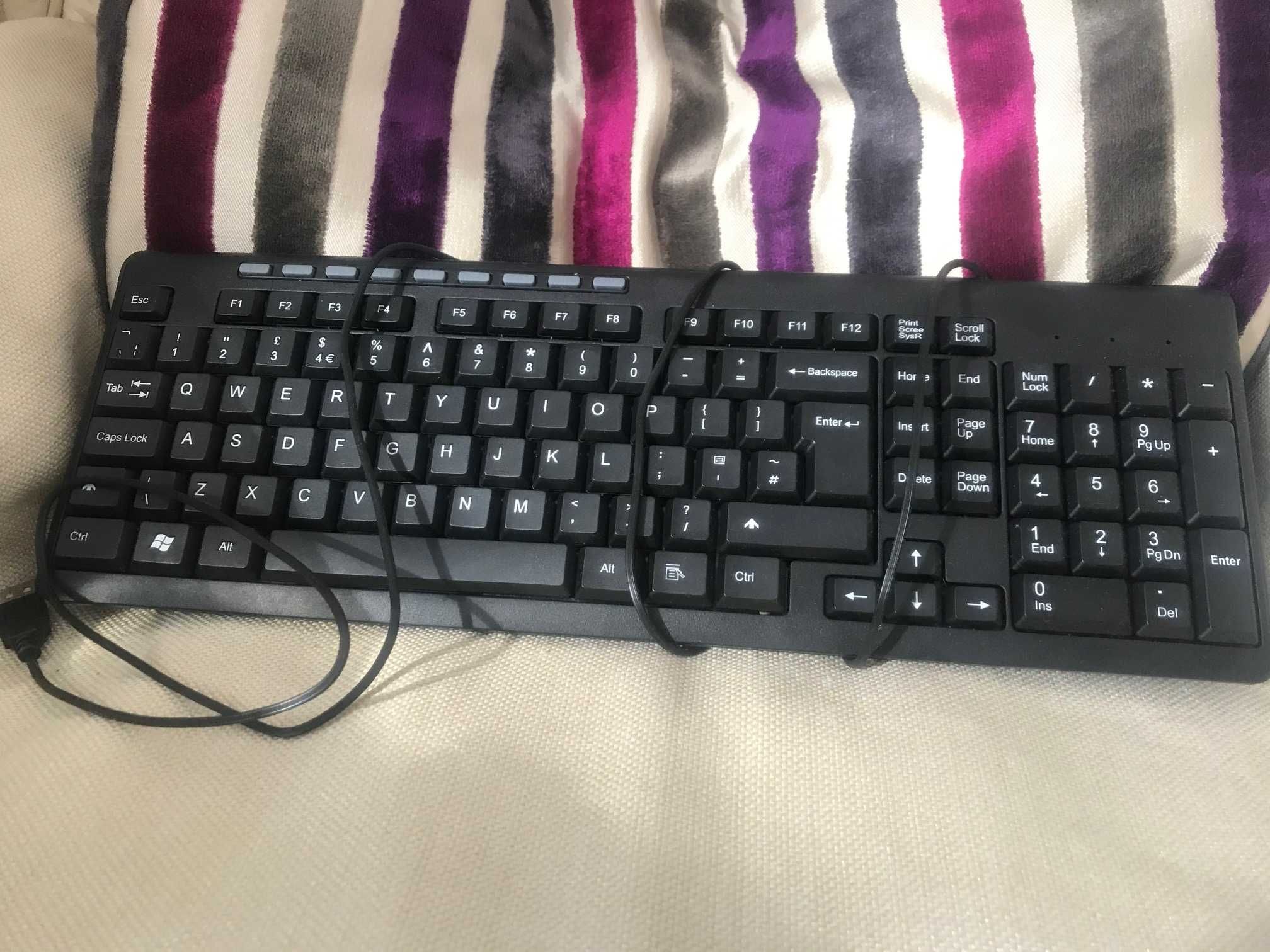Продавам чисто нова  клавиатура- само на английски