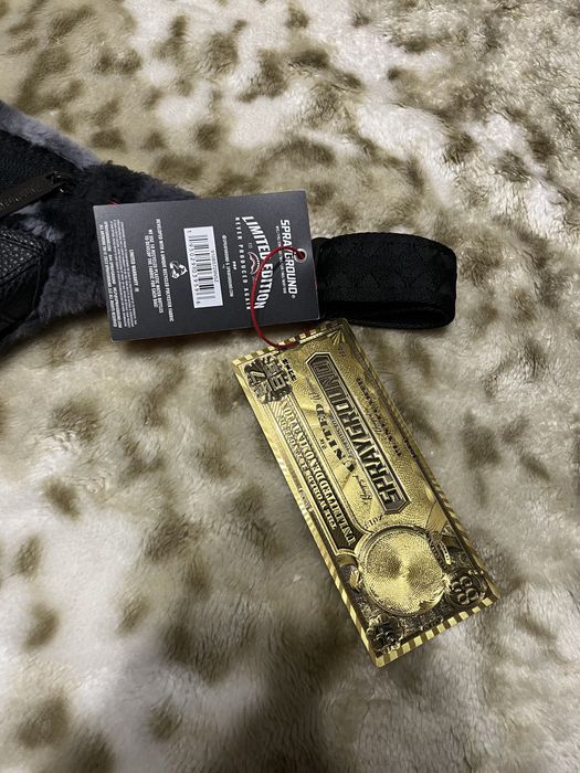 Продавам чантичка на Sprayground