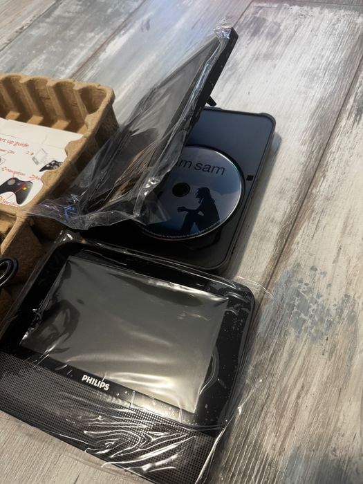 DVD Player portabil Philips PD7032/12, doua monitoare, NOU
