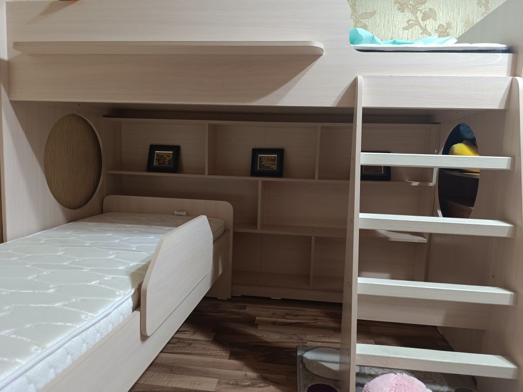 Продам двухярусную  кровать...