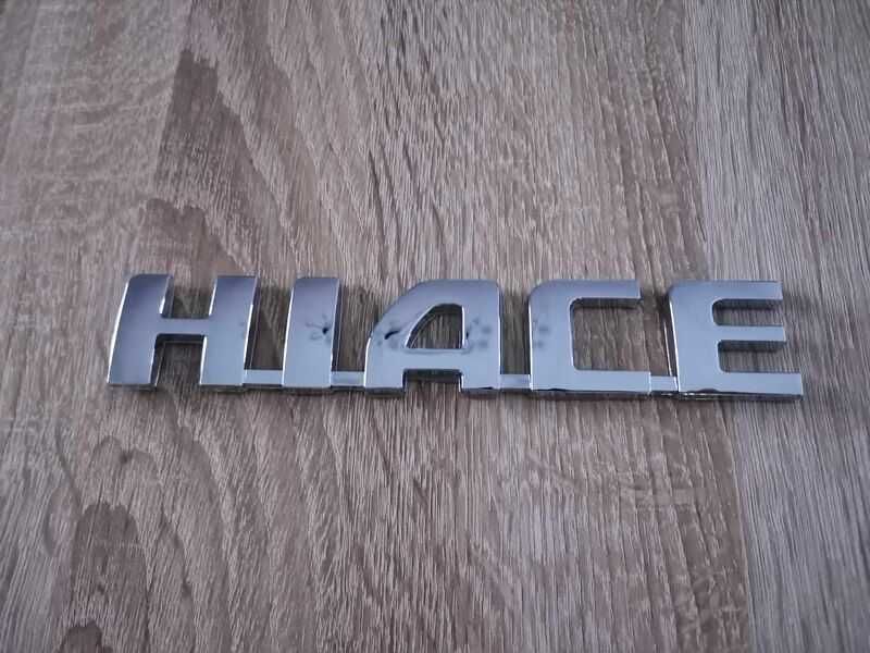 сребрист надпис Toyota Hiace