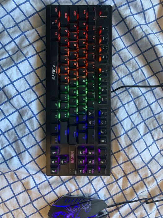 Vand tastatura gaming