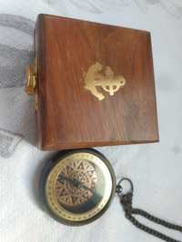 Компас от бронз в дървена кутия