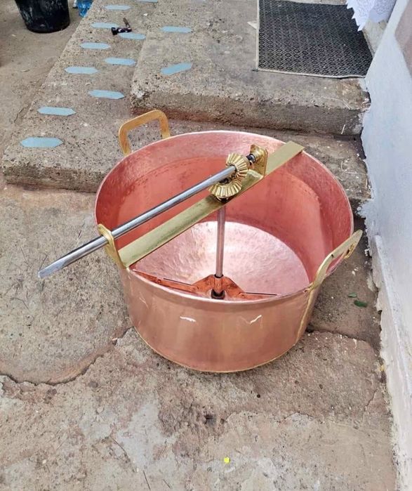 Vând căldare din cupru alimentar capacitate de 120 litri cu fundu de 4