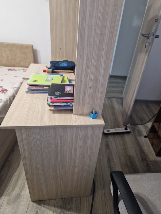 Vând birou,instalează foarte bună