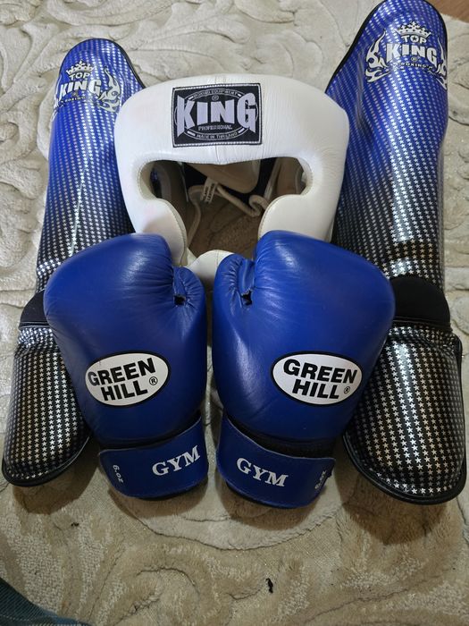 Продам шлем KING, футы KING,  перчатки  GREEN HILL в отличном состояни