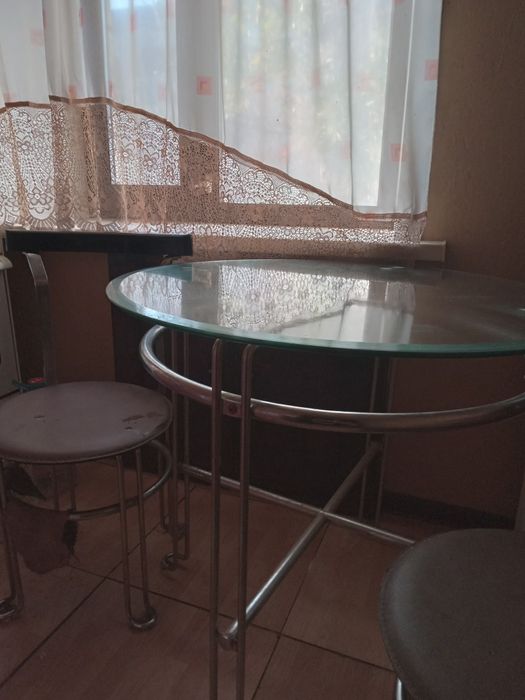 Продам кухонный стол стеклянный и четыре стула