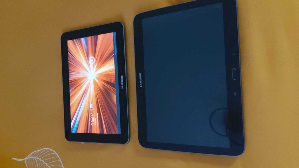 Vand 2 tablete Samsung ,una se aprinde si una nu se incarca .