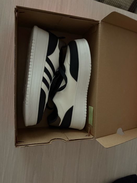 Новые женские кроссовки