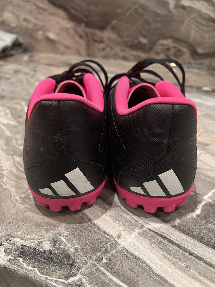Футболни обувки adidas - 40 номер