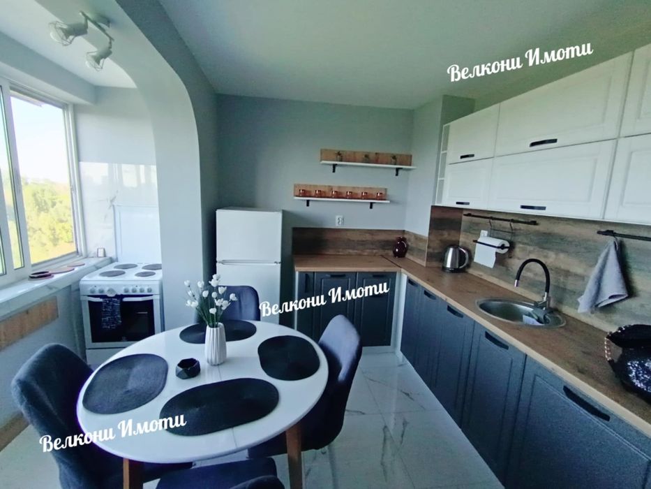 Дава се под наем Тристаен апартамент в Пловдив, Старият град - 65 кв.м за 663 € - Снимка #1