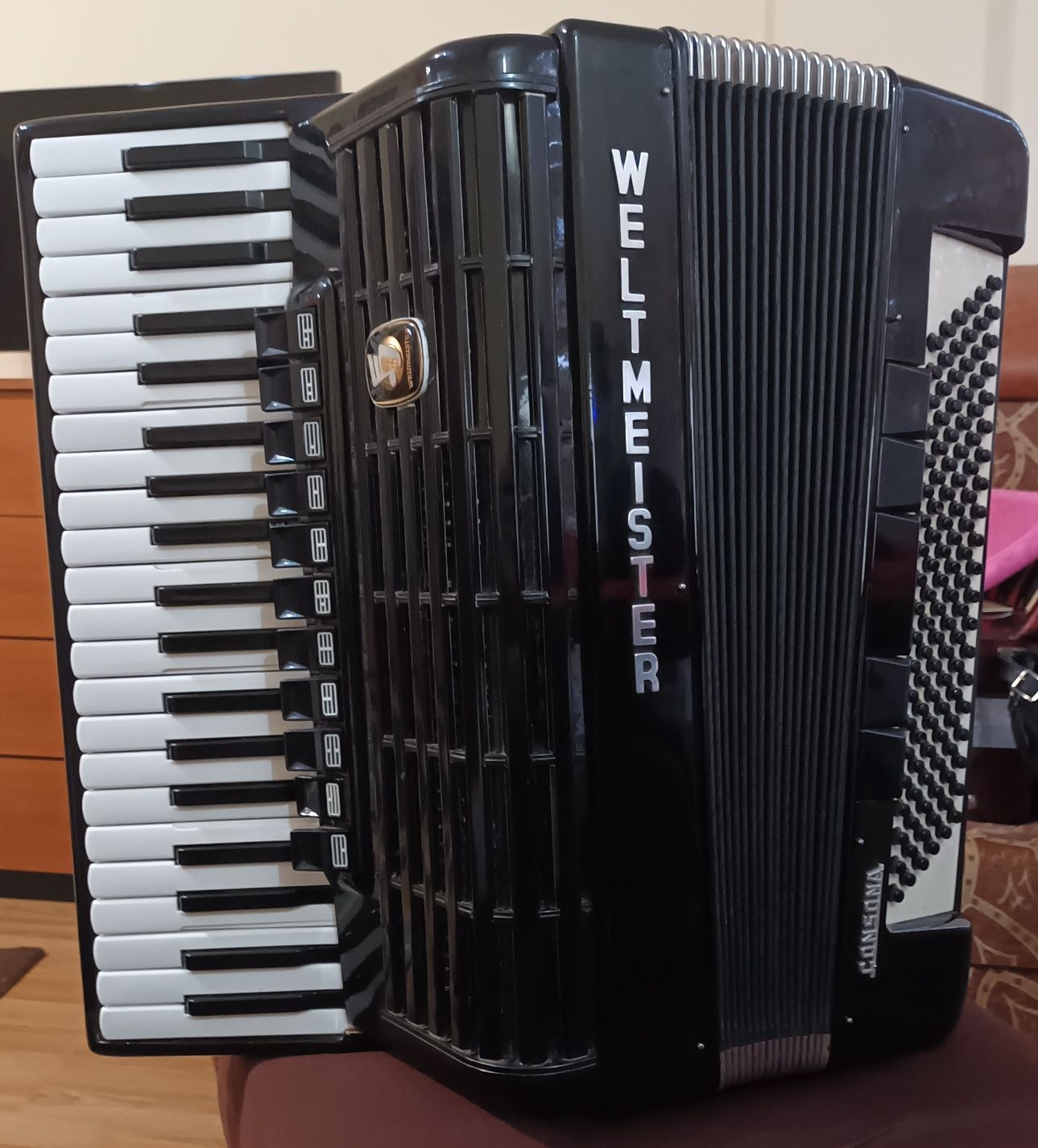 Vând acordeon Weltmeister Consona 120 basi