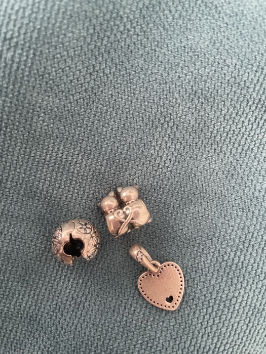 3 Charmuri Pandora originale (pret pe bucata). Restul vandute