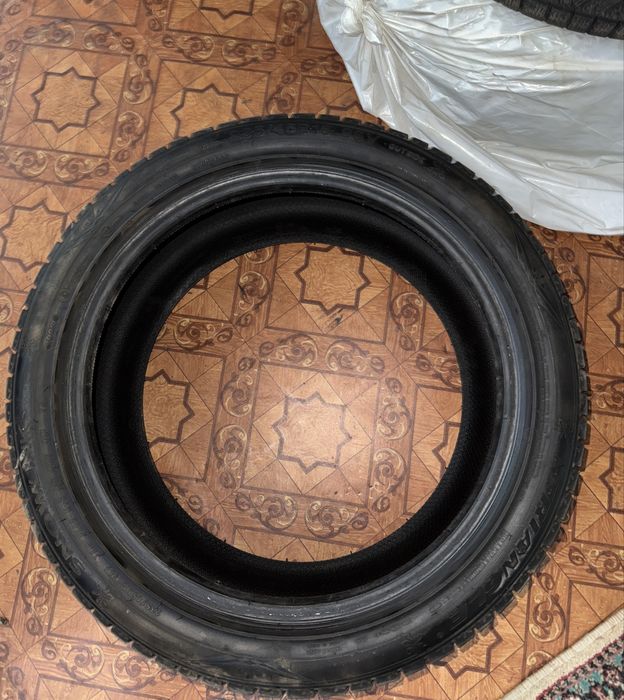 Продам зимние шины Triangle 235 45 R18 98V без шипов 1 сезон отьездили