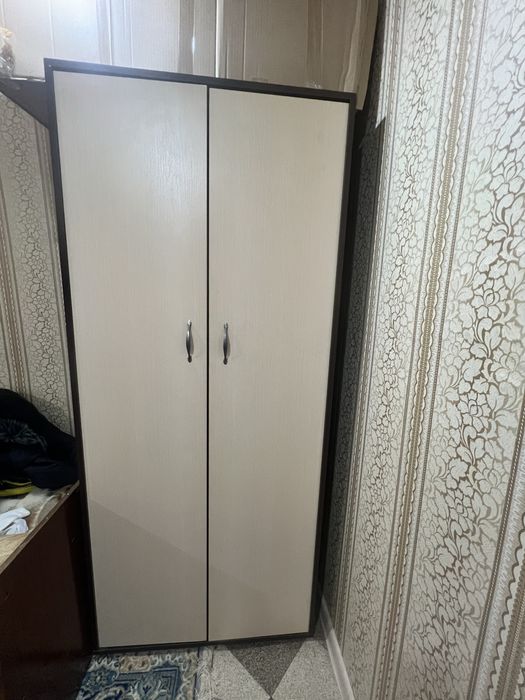 Продается шкаф-гардероб с верхней полкой для одежды