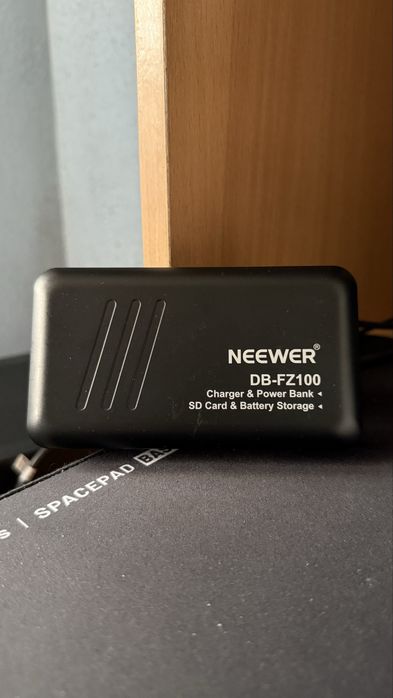 Carcasa tip incarcator - kit cu 2 baterii de la Neewer NP FZ 100 Sony