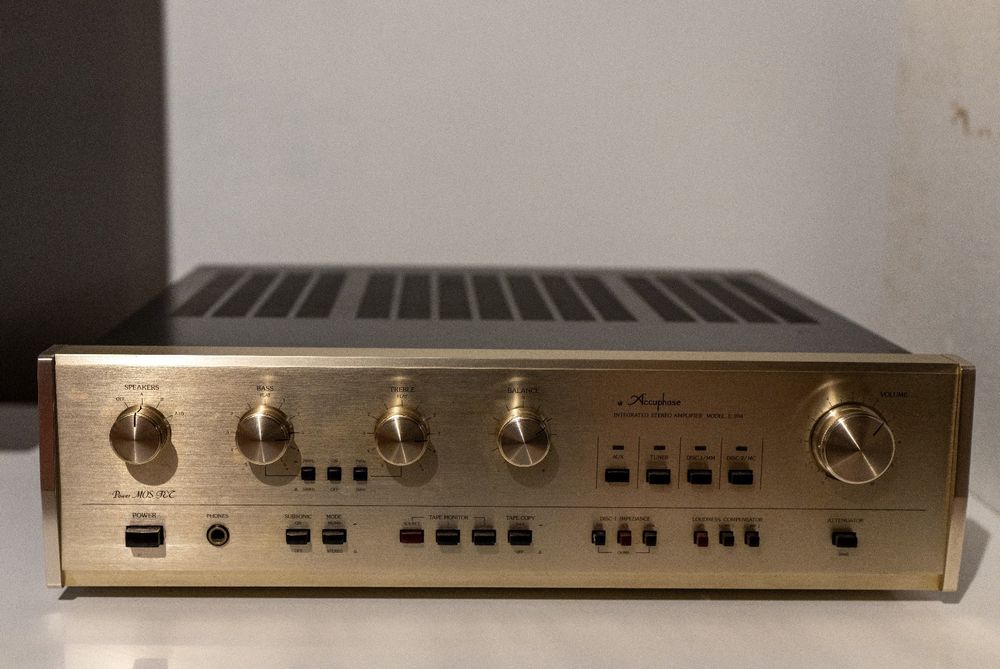 Accuphase E-204 – amplificator integrat vintage de referință