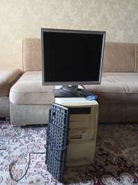 Старый монитор, клавиатура и процессор