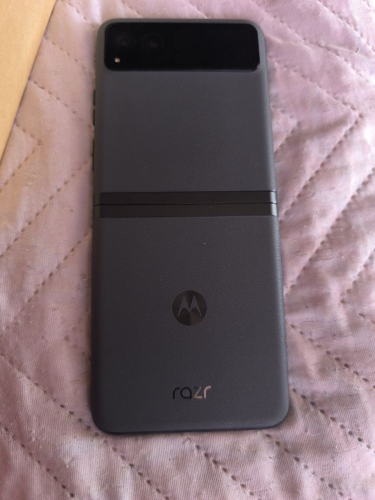 Чисто нов razr 40