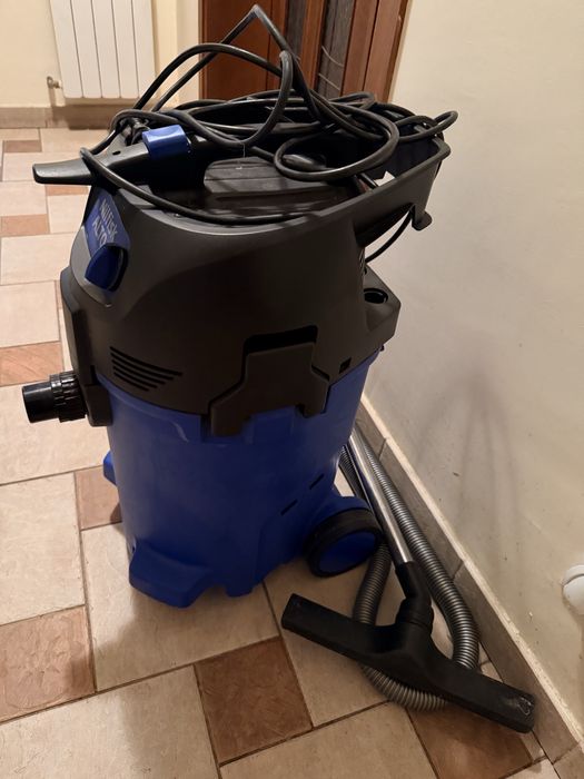 Aspirator profesional Nilfisk