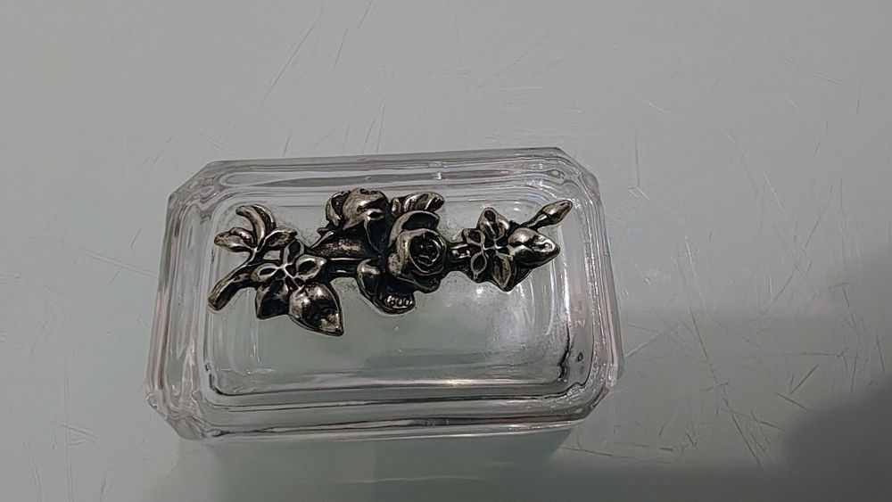 Cutie decorativa cu motiv floral