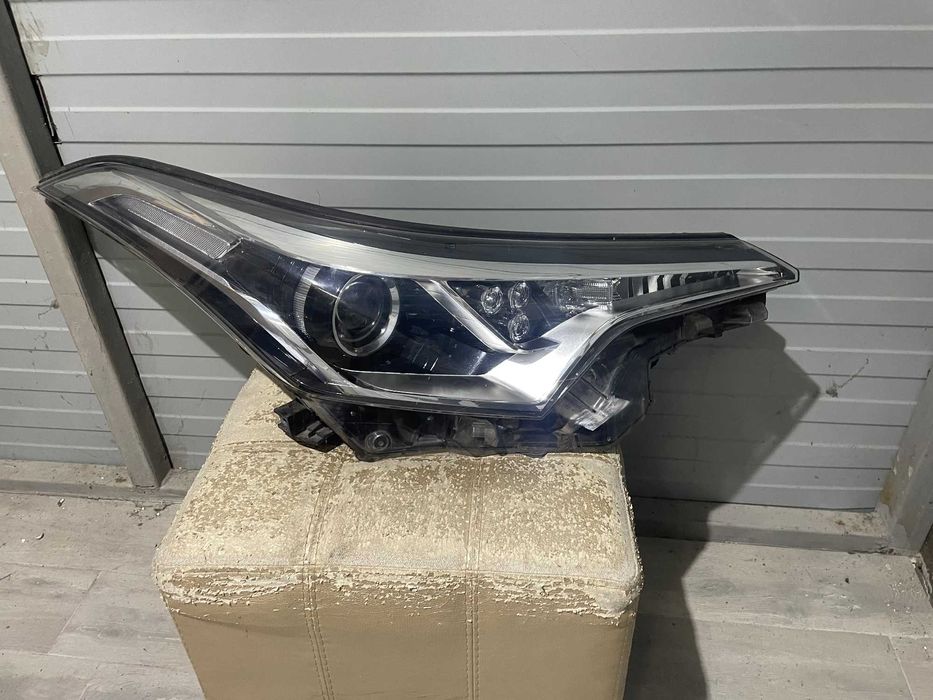 Far dreapta Toyota C-HR An 2016 2017 2018 cod 81110-F4031-00