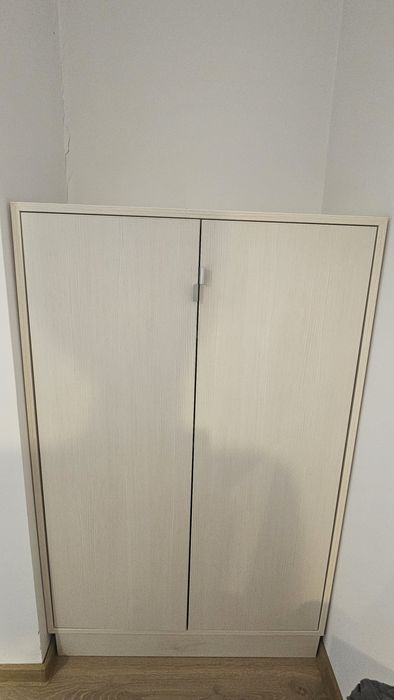 Comoda cu rafturi