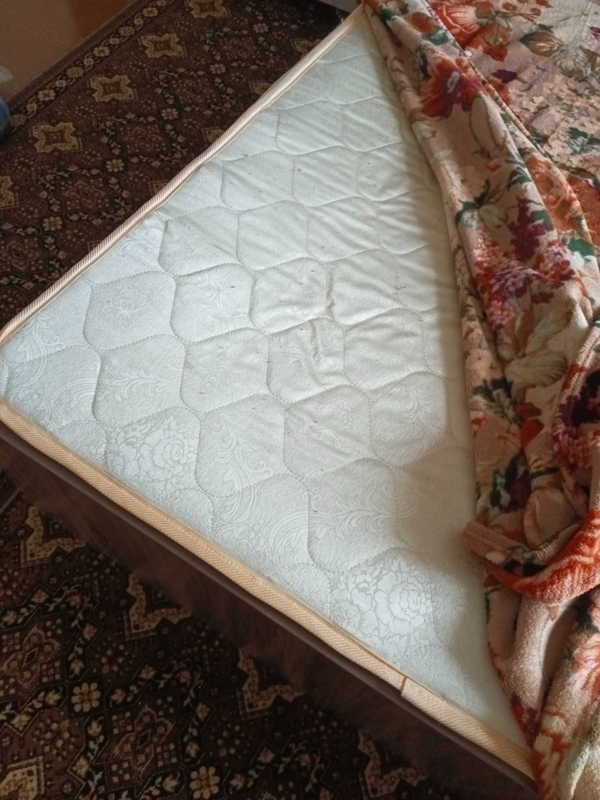 Продам кровать с матрасом