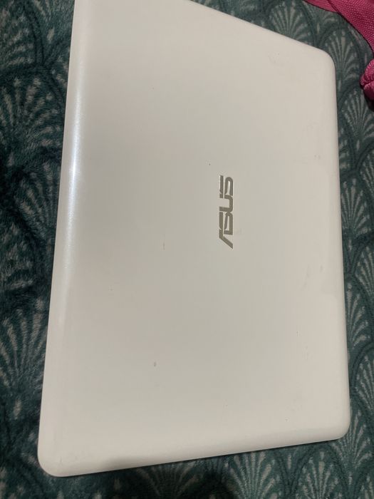 Laptop ASUS L402M – Ușor, practic alb