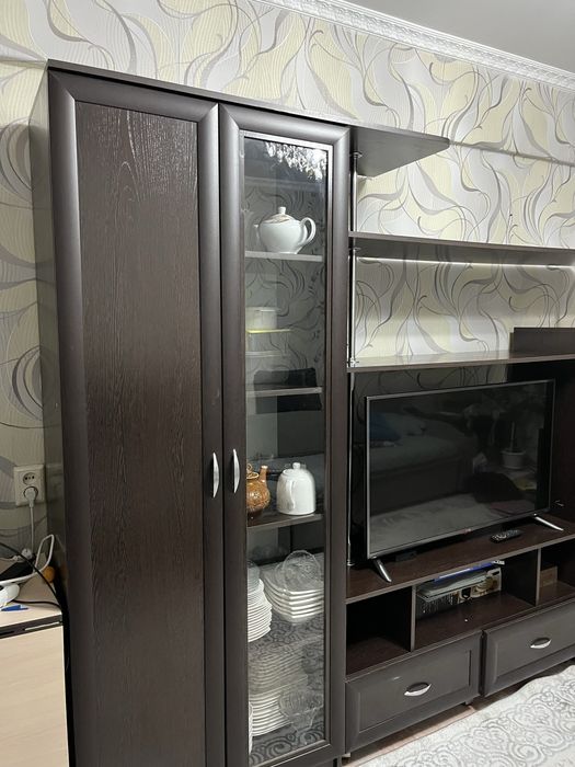 Продаю чёрную шкаф-стенку и принтер Samaung-4300