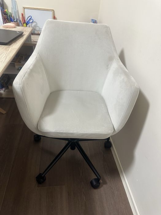 Чисто нов офис стол