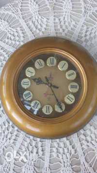 Стар стенен часовник - електро-механичен