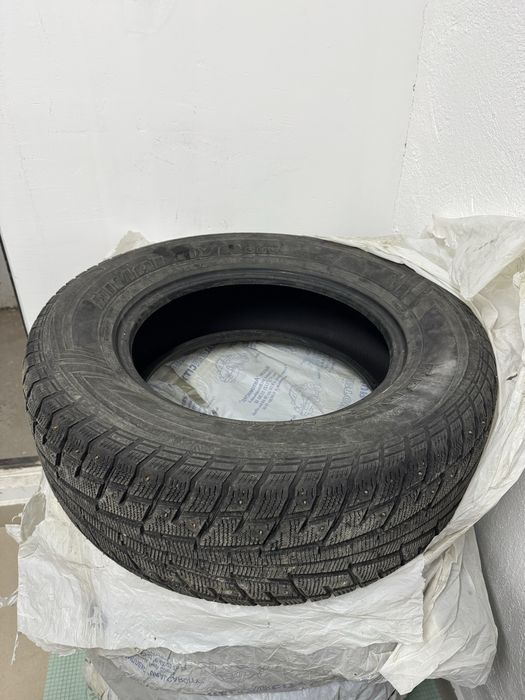 Продам зимние шина крузак 200