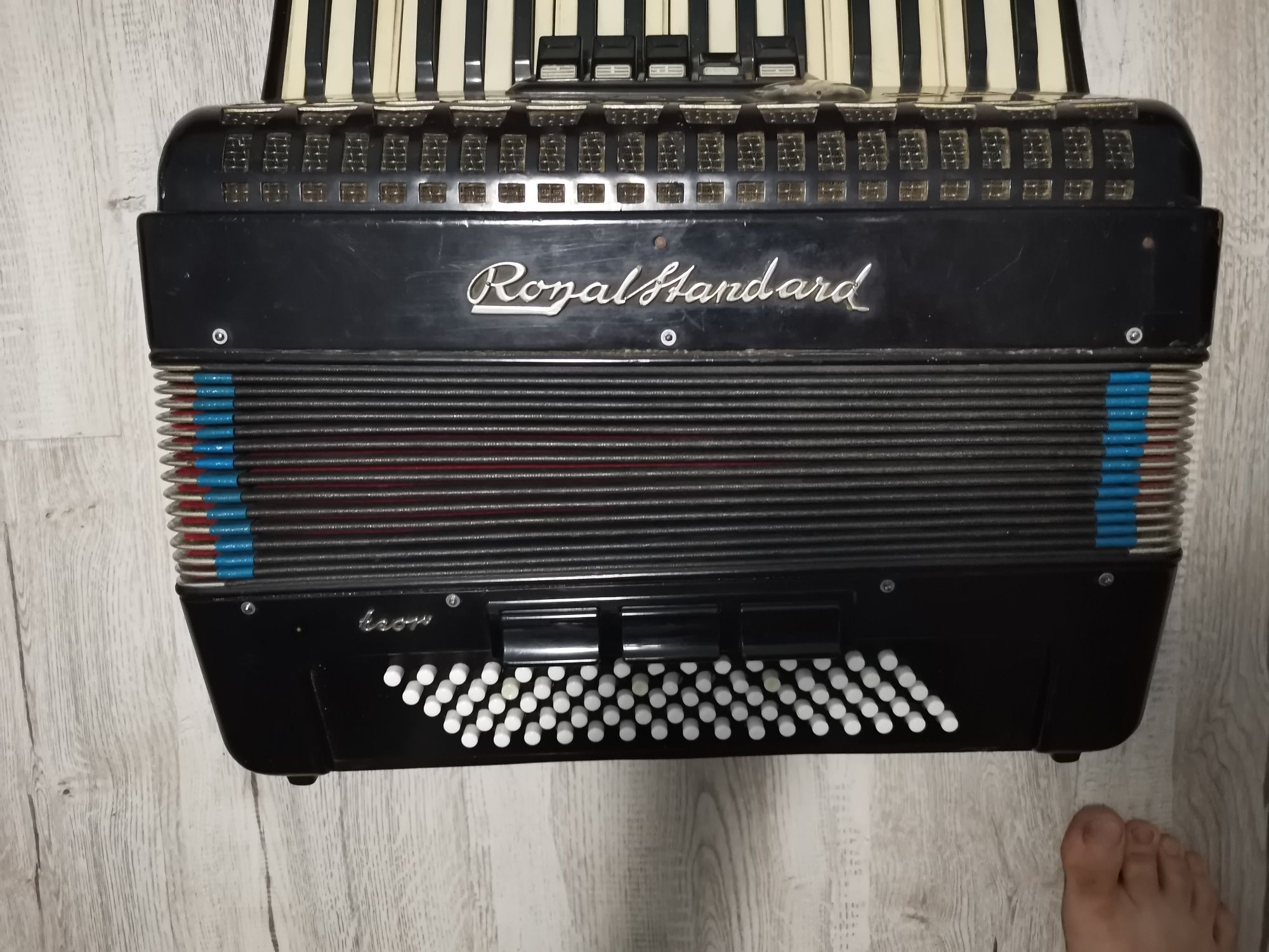 Vând acordeon Royal Standard 80 basi