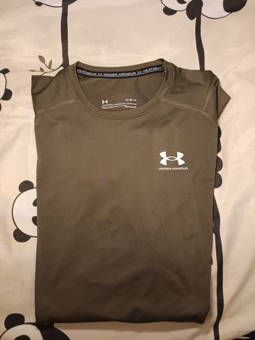 Спортна тениска Under Armour, прилепнала за тялото