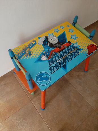 Детска дървена маса с две столчета