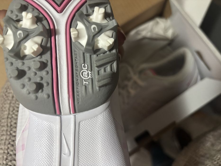 Adidasi Nike Golf