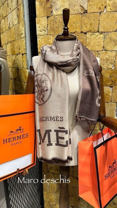 Esarfa Hermes 
+cutie 
Dim. 185x80cm 

Roz-2 bucăți 
Negru -2 bucăț