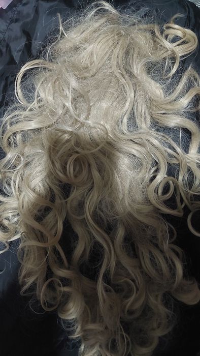 Парик с заколкой.