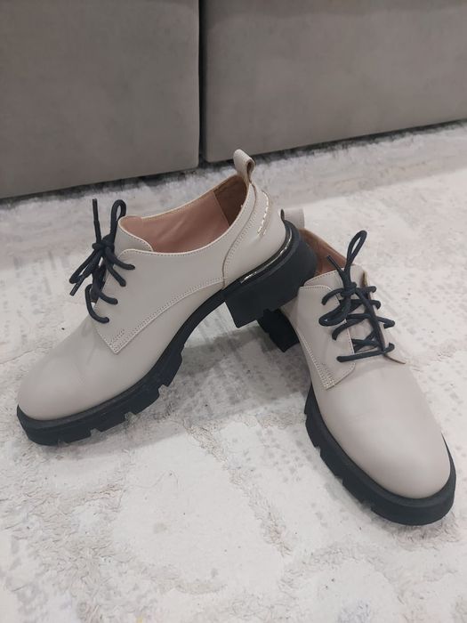 Продам ботинки женские