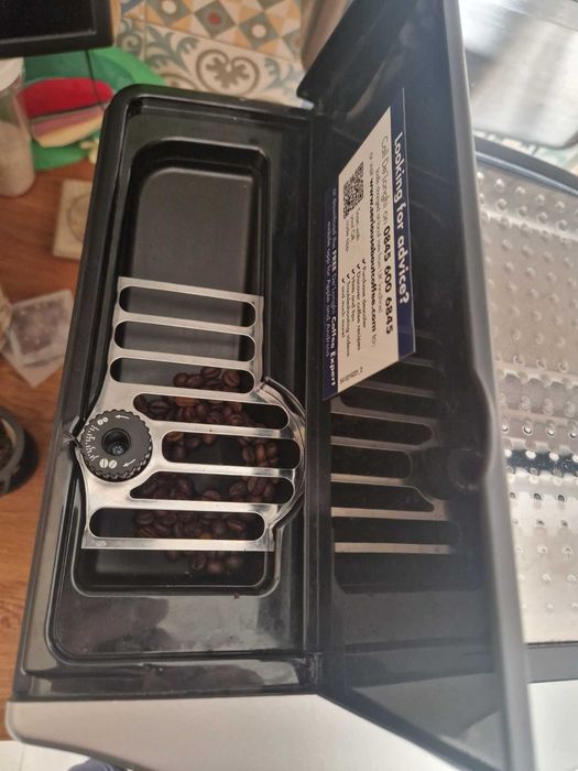 Продавам Кафе Машина Delonghi magnifica Esam 4200