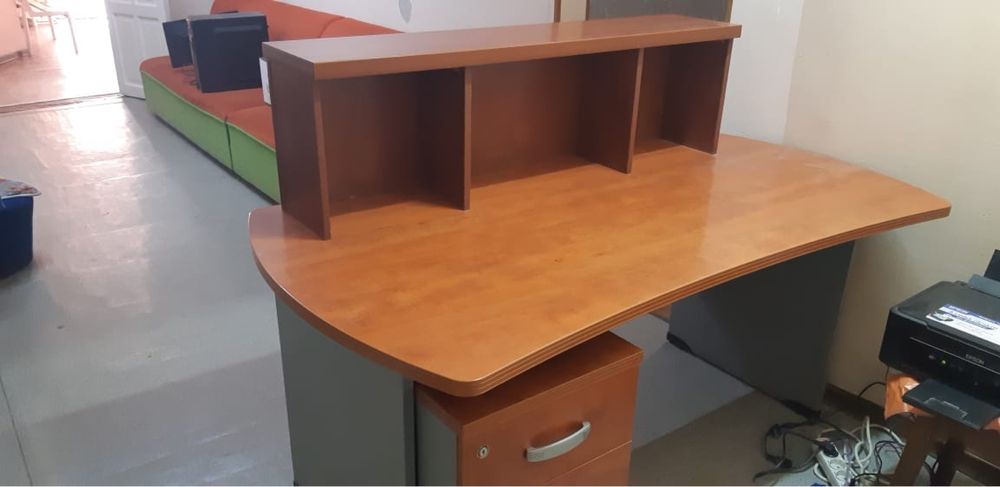 Офисный стол с тумбой