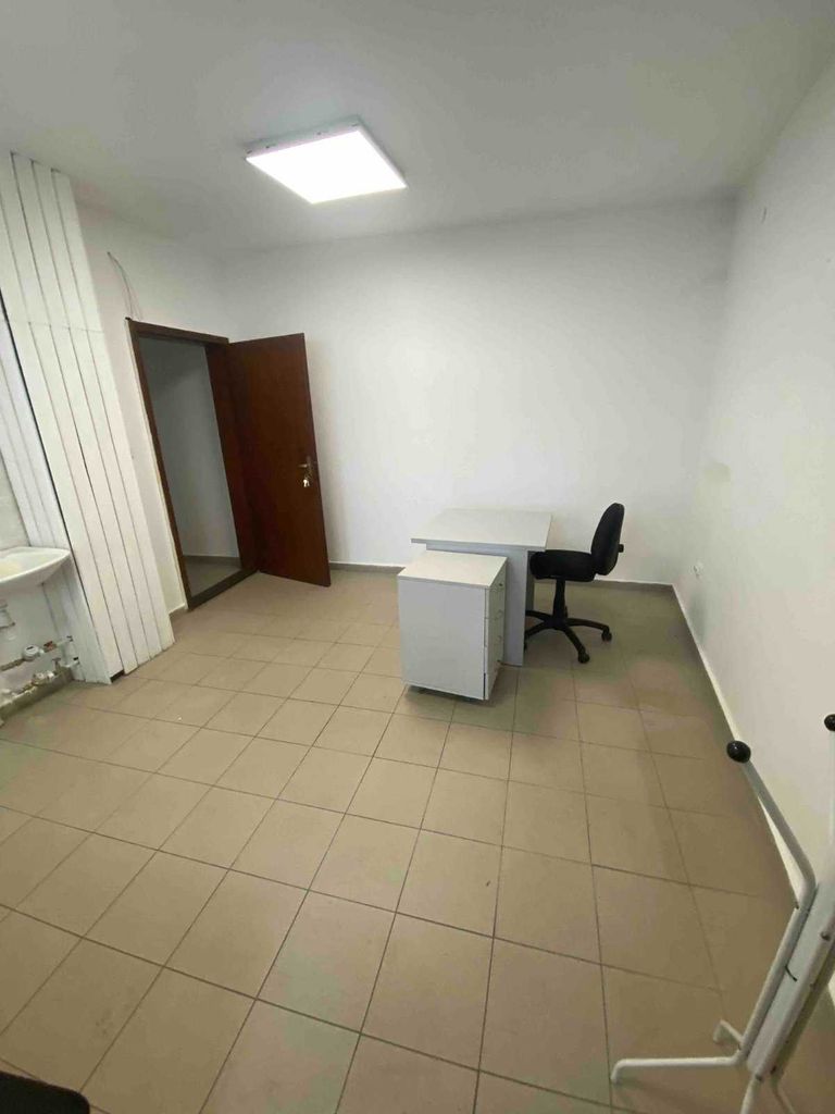 Дава се под наем Офис в Перник, Център - 16 кв.м за 127.5 € - Снимка #1