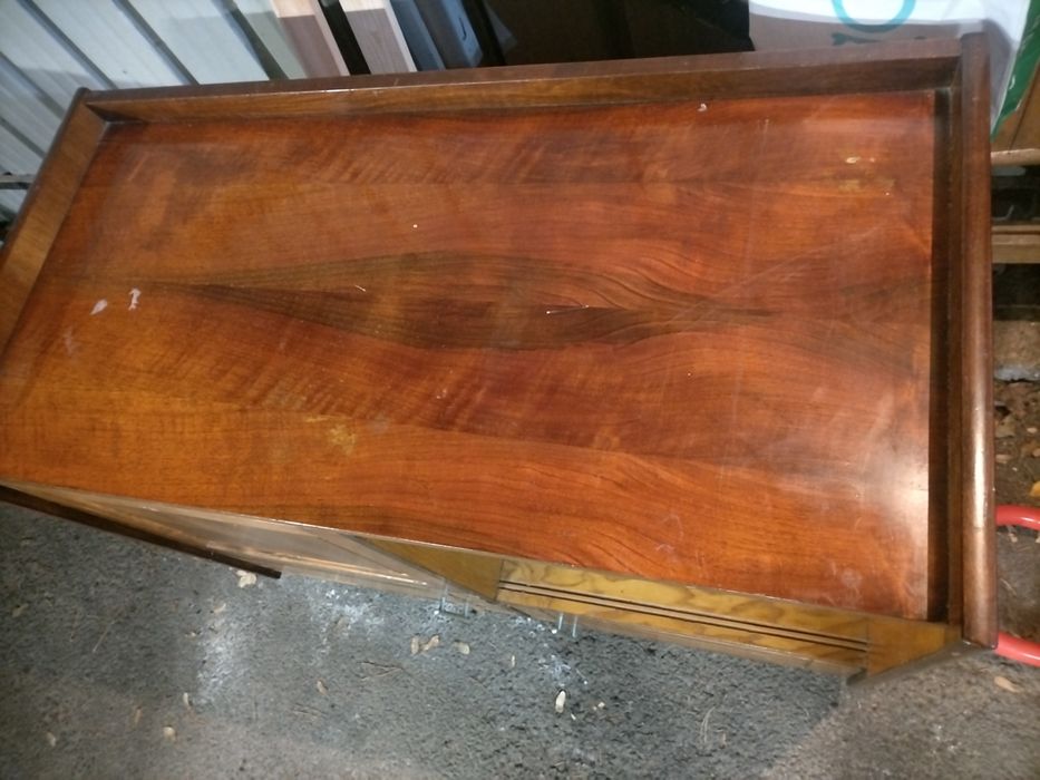 Дървен шкаф с барче и вратички от масивно дърво