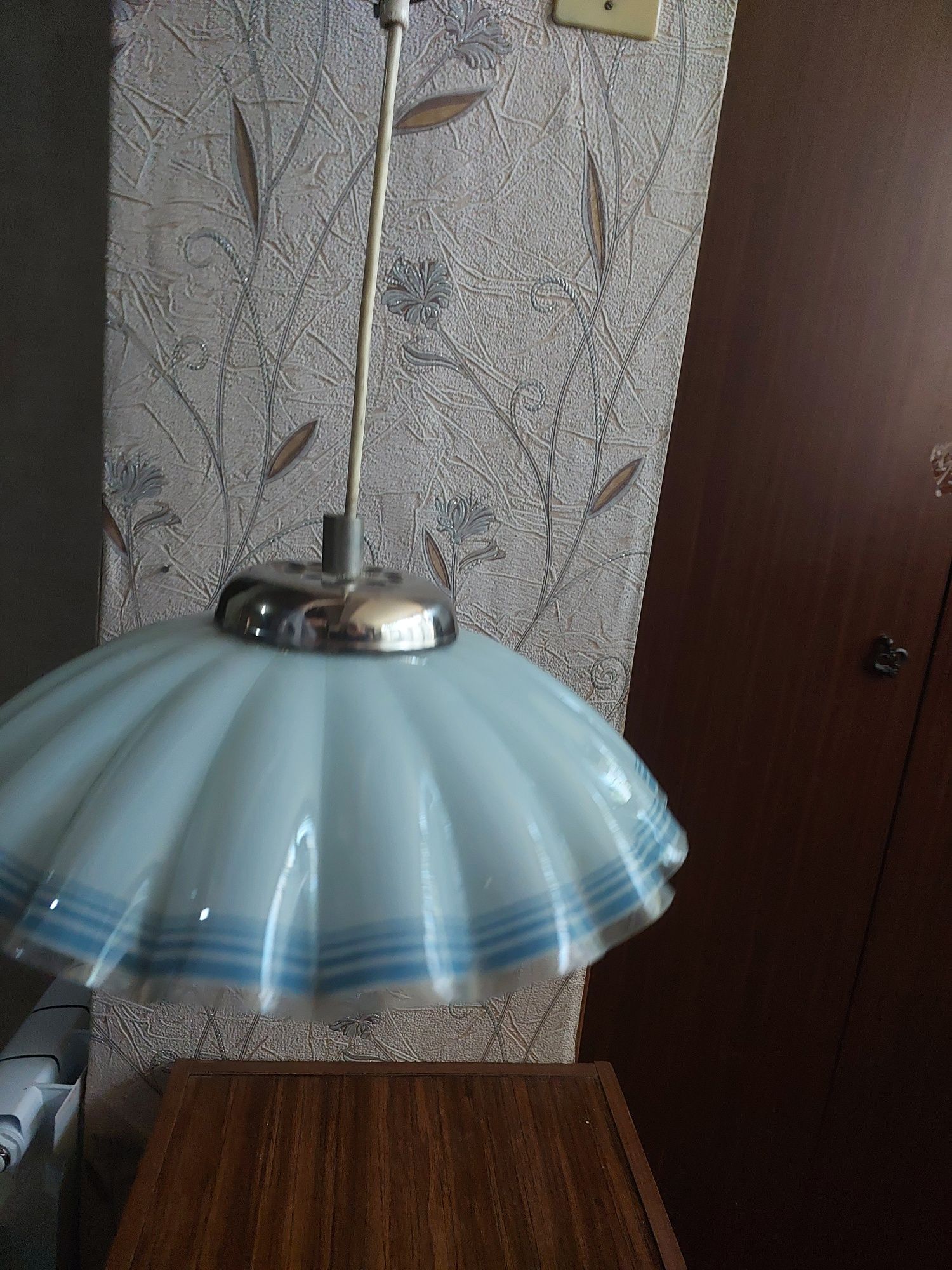 Продам Люстру на кухню