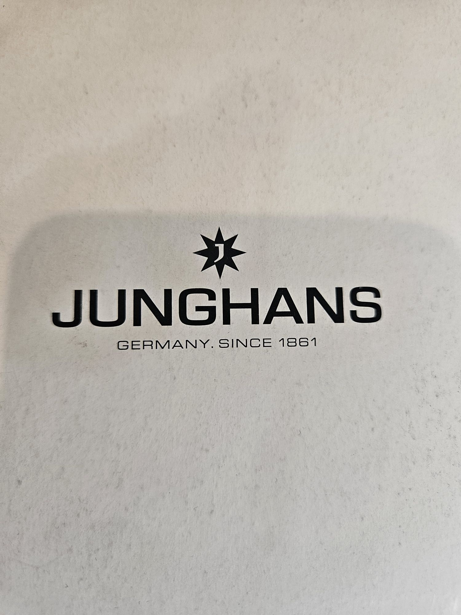Продавам часовник Junghans - кварц.