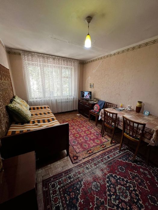 Продам чиланзар 6.  Одна комнатная.  Балкон 1,2*3